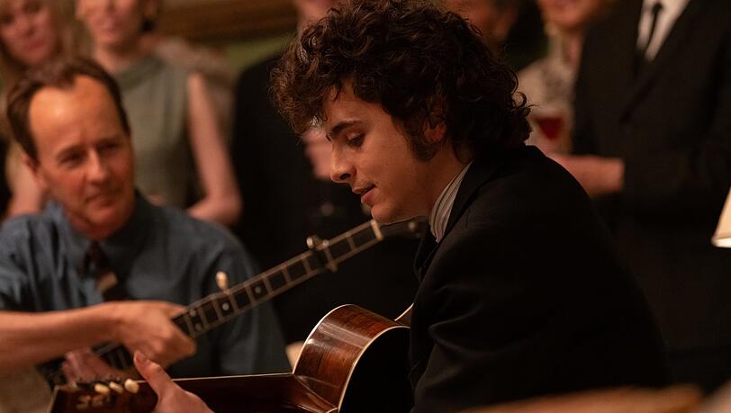 Bob Dylan (Timothée Chalamet) spielt mit seinem Mentor Pete Seeger (Edward Norton). Bob Dylan (Timothée Chalamet) spielt mit seinem Mentor Pete Seeger (Edward Norton).