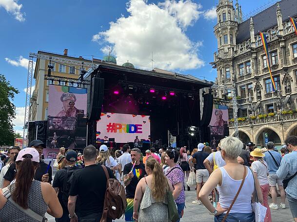 Vor der Bühne auf dem Marienplatz versammeln sich kurz vor 15 Uhr immer mehr Menschen und tanzen zu DJ James Munich. Vor der Bühne auf dem Marienplatz versammeln sich kurz vor 15 Uhr immer mehr Menschen und tanzen zu DJ James Munich.