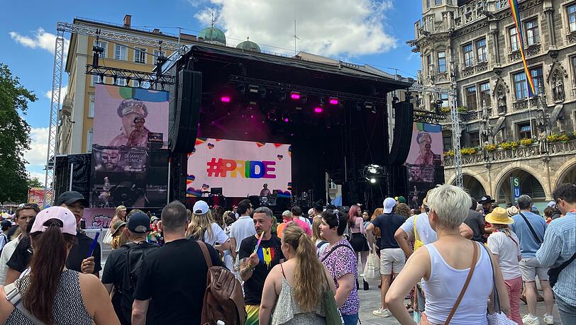 Vor der Bühne auf dem Marienplatz versammeln sich kurz vor 15 Uhr immer mehr Menschen und tanzen zu DJ James Munich. Vor der Bühne auf dem Marienplatz versammeln sich kurz vor 15 Uhr immer mehr Menschen und tanzen zu DJ James Munich.