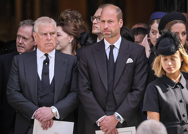 Bei der Beerdigung der Herzogin von Kent suchte Prinz Andrew die Nähe zu seinem Neffen William. Dem Thronfolger war das sichtlich unangenehm. Bei der Beerdigung der Herzogin von Kent suchte Prinz Andrew die Nähe zu seinem Neffen William. Dem Thronfolger war das sichtlich unangenehm.