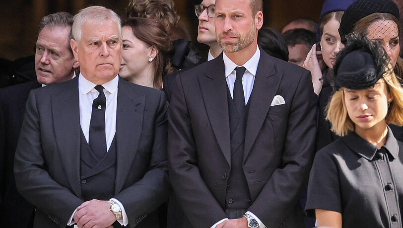 Bei der Beerdigung der Herzogin von Kent suchte Prinz Andrew die Nähe zu seinem Neffen William. Dem Thronfolger war das sichtlich unangenehm. Bei der Beerdigung der Herzogin von Kent suchte Prinz Andrew die Nähe zu seinem Neffen William. Dem Thronfolger war das sichtlich unangenehm.