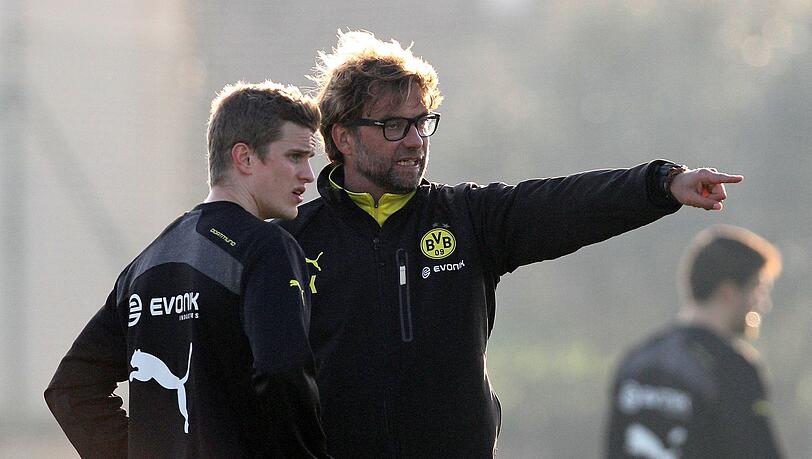 Gute Bekannte aus Dortmunder Zeiten: Sven Bender (l) und J&uuml;rgen Klopp. (Archivild)