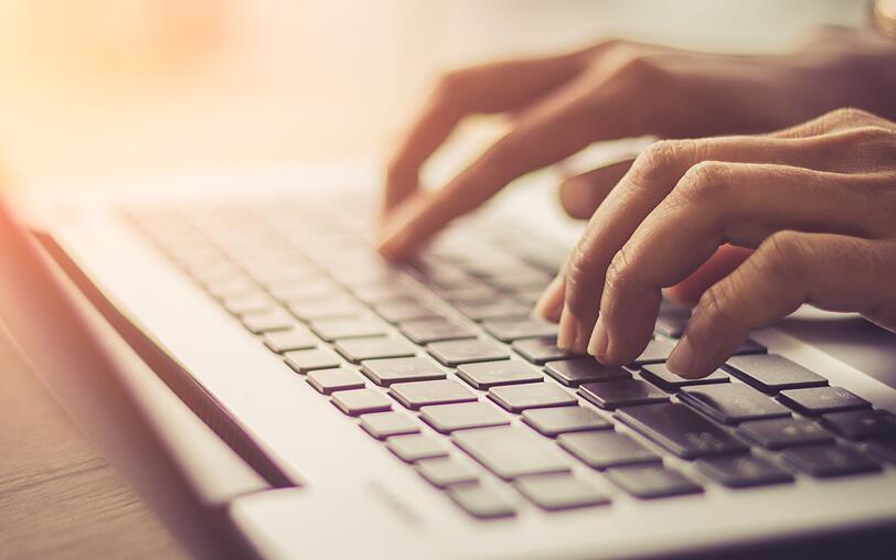 Angeblich sind Linkshänder schneller, wenn sie auf einer Computertastatur etwas tippen. Der Grund dafür ist recht logisch: Die Buchstaben A, E, R, S und T werden am häufigsten benutzt - und befinden sich alle auf der linken Seite der Tastatur. Angeblich sind Linkshänder schneller, wenn sie auf einer Computertastatur etwas tippen. Der Grund dafür ist recht logisch: Die Buchstaben A, E, R, S und T werden am häufigsten benutzt - und befinden sich alle auf der linken Seite der Tastatur.