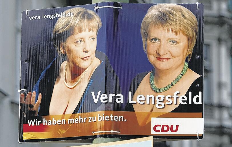 Ein Wahlplakat geht um die Welt: Foto-Agenturen verschickten dieses Bild mit englischen Untertiteln (&bdquo;conservative german chancellor&ldquo;, &bdquo;we have more to offer&ldquo;) international.
