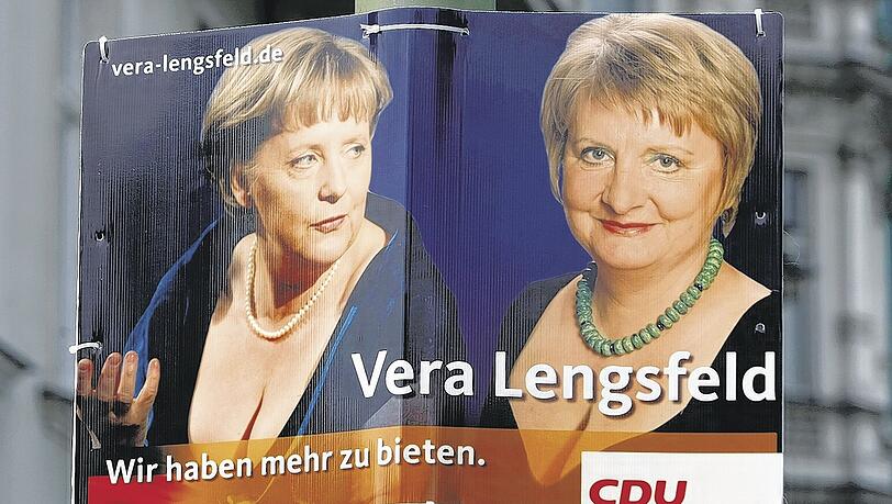 Ein Wahlplakat geht um die Welt: Foto-Agenturen verschickten dieses Bild mit englischen Untertiteln („conservative german chancellor“, „we have more to offer“) international. Ein Wahlplakat geht um die Welt: Foto-Agenturen verschickten dieses Bild mit englischen Untertiteln („conservative german chancellor“, „we have more to offer“) international.