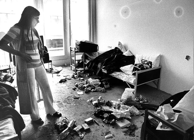 Ankie Spitzer, die Witwe des Israelis André Spitzer, besichtigt einen Tag nach der Katastrophe das Zimmer, in dem ihr Mann gefangen war...