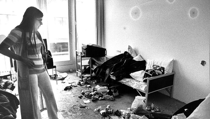 Ankie Spitzer, die Witwe des Israelis André Spitzer, besichtigt einen Tag nach der Katastrophe das Zimmer, in dem ihr Mann gefangen war... Ankie Spitzer, die Witwe des Israelis André Spitzer, besichtigt einen Tag nach der Katastrophe das Zimmer, in dem ihr Mann gefangen war...