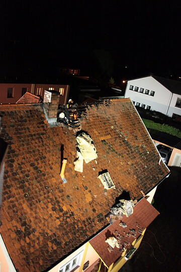 Ein Dachstuhl in Mettenheim steht in Flammen. Die Feuerwehr rückt mitten in der Nacht zum Löschen an. Die Bilder vom Einsatz.