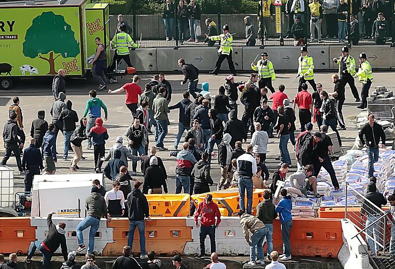 Hässliche Szenen vor dem Champions-League Finale. Direkt vor dem Wembley Stadion kommt es zu tätlichen Übergriffen.