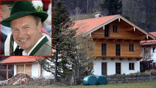 Der Affären-Landrat von Miesbach: Jakob Kreidl (kleines Bild). Die Ermittlungen haben unter anderem sein Privathaus zum Gegenstand, das offenbar in Teilen ein Schwarzbau ist. Der Affären-Landrat von Miesbach: Jakob Kreidl (kleines Bild). Die Ermittlungen haben unter anderem sein Privathaus zum Gegenstand, das offenbar in Teilen ein Schwarzbau ist.