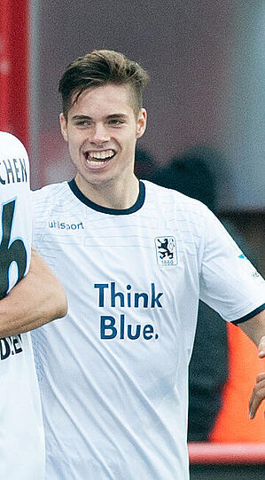 Julian Weigl &ndash; Note 4.

Stemmte sich gegen den Club, nahm die Derby-Atmosphäre an, suchte die Zweikämpfe, gewann diese aber nicht so häufig wie nötig.