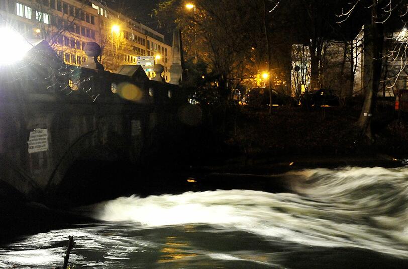 Die jungen Leute gingen nachts noch im Eisbach baden (Archivbild).