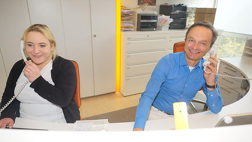Emmerich Hunsdorfer und eine Sprechstundenhilfe in ihrer Praxisgemeinschaft in der Nymphenburger Straße 20a.