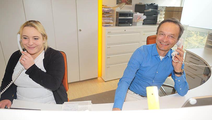 Emmerich Hunsdorfer und eine Sprechstundenhilfe in ihrer Praxisgemeinschaft in der Nymphenburger Straße 20a. Emmerich Hunsdorfer und eine Sprechstundenhilfe in ihrer Praxisgemeinschaft in der Nymphenburger Straße 20a.