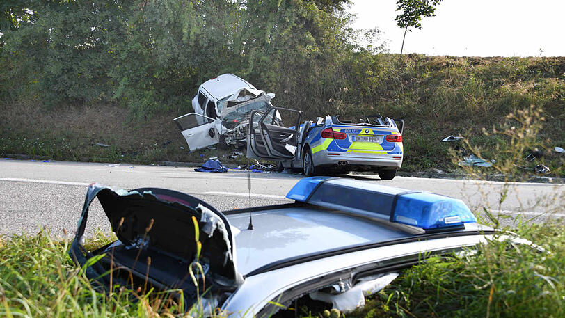 Trümmerfeld auf der B15: Die beiden Fahrzeuge haben einen Totalschaden.