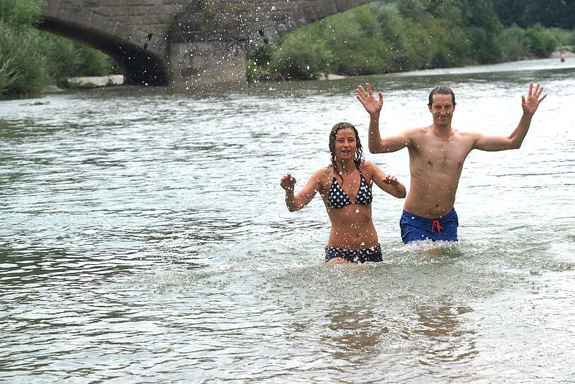 In vielen Zonen ist Schwimmen sonst verboten. Hier gab's am Sonntag eine Ausnahme, die Aktion war genehmigt.