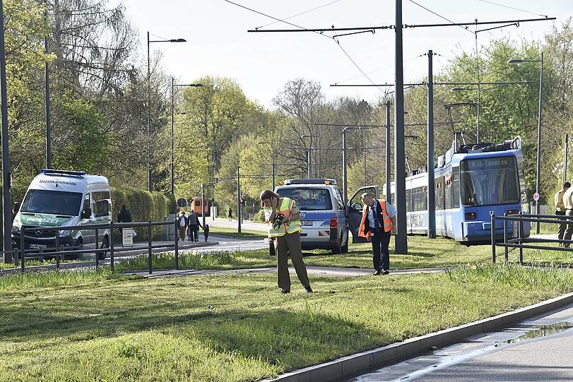 Die Tram erfasste den Fußgänger.