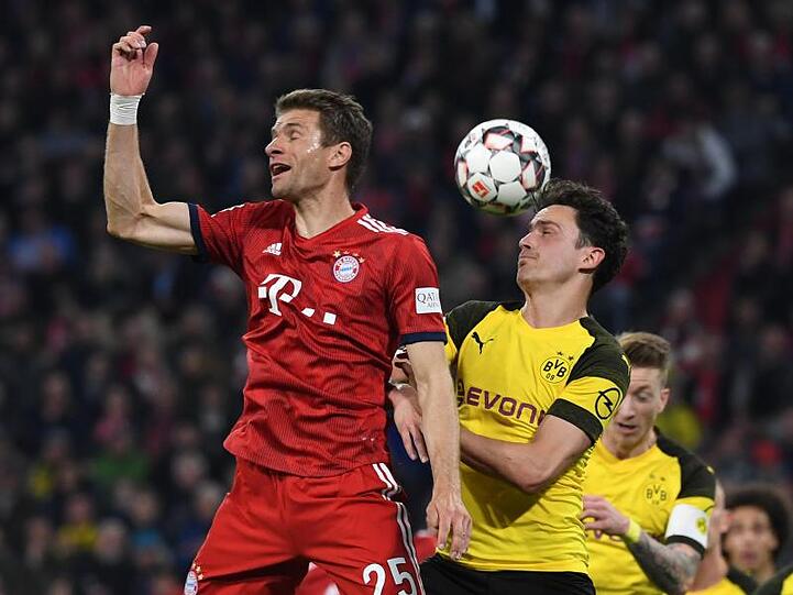 Münchens Thomas Müller und Thomas Delaney aus Dortmund (l-r.) im Zweikampf um den Ball. Foto: Sven Hoppe
