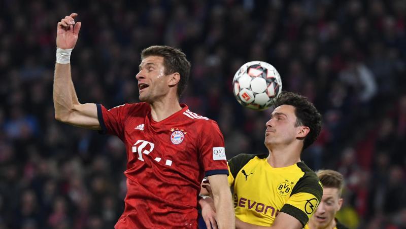 Münchens Thomas Müller und Thomas Delaney aus Dortmund (l-r.) im Zweikampf um den Ball. Foto: Sven Hoppe Münchens Thomas Müller und Thomas Delaney aus Dortmund (l-r.) im Zweikampf um den Ball. Foto: Sven Hoppe