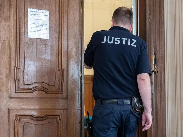 Ein Justizbeamter geht zur Fortsetzung des Modprozesses im Fall Georgine in den Verhandlungssaal.