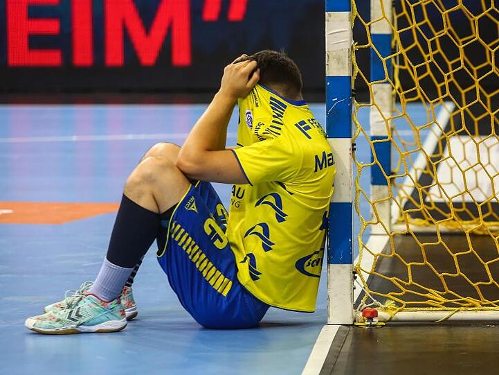 Ivan Martinovic vom VfL Gummersbach sitzt nach Spielende niedergeschlagen am Tor: Der Handball-Dino steigt ab.