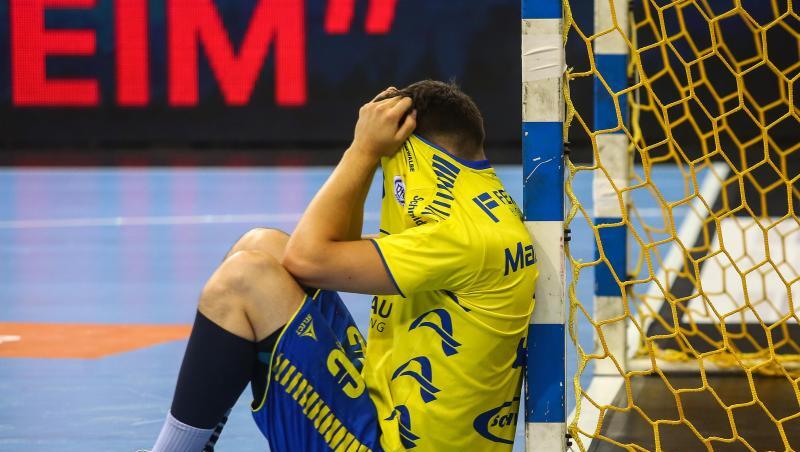 Ivan Martinovic vom VfL Gummersbach sitzt nach Spielende niedergeschlagen am Tor: Der Handball-Dino steigt ab. Ivan Martinovic vom VfL Gummersbach sitzt nach Spielende niedergeschlagen am Tor: Der Handball-Dino steigt ab.