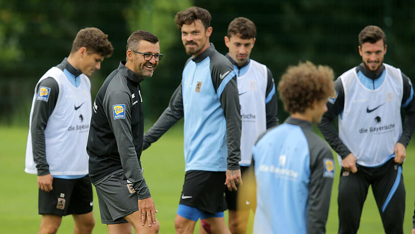 Gute Laune im Training: Löwen-Trainer Michael Köllner (2.v.l.) mit seinen Spielern.