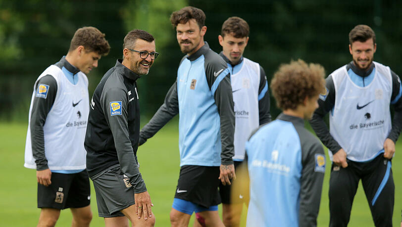 Gute Laune im Training: Löwen-Trainer Michael Köllner (2.v.l.) mit seinen Spielern. Gute Laune im Training: Löwen-Trainer Michael Köllner (2.v.l.) mit seinen Spielern.