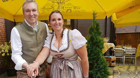 Mal was anderes: Guglhupf-Anstich mit den Geschwistern Marc und Irmi Eisenbarth auf der Dachterrasse ihres Cafés.