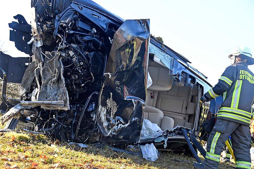 Der Fahrer, ein 49-Jähriger aus München, musste aus dem Auto herausgeschnitten werden.