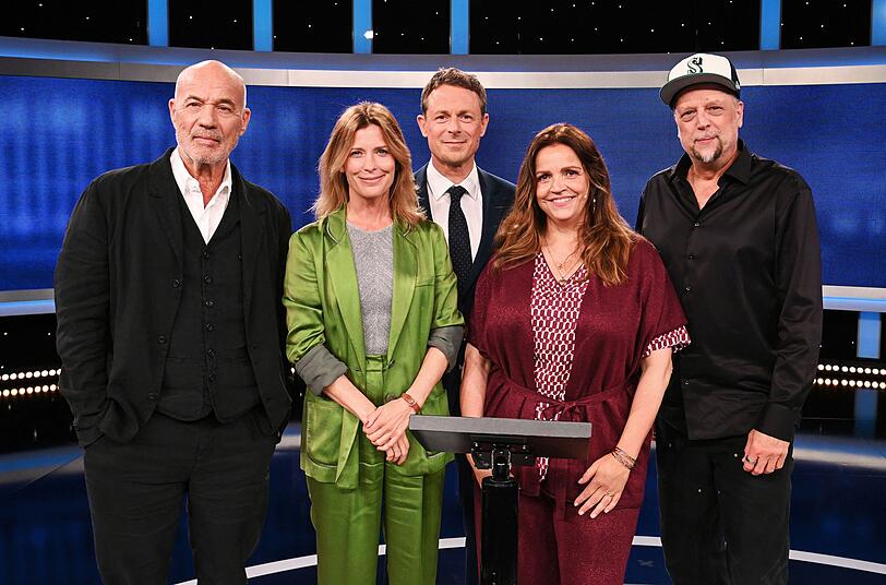Von links: Heiner Lauterbach, Valerie Niehaus, Rebecca Immanuel und Smudo treten in einer Spielrunde für den guten Zweck gegen die Profis an. Mitte: Moderator Alexander Bommes. Von links: Heiner Lauterbach, Valerie Niehaus, Rebecca Immanuel und Smudo treten in einer Spielrunde für den guten Zweck gegen die Profis an. Mitte: Moderator Alexander Bommes.