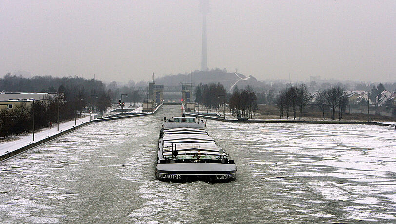 Schiff auf der Donau. Schiff auf der Donau.