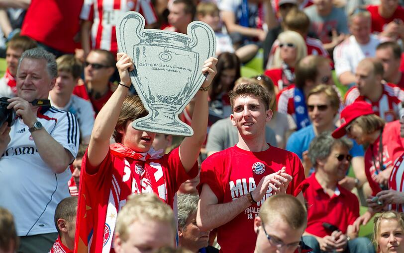 Den wollen sie haben: am heutigen Finaltag wimmelt es in der Stadt nur so von Pokalen. Wer den echten mit nach Hause nehmen darf, entscheidet sich aber erst heute Abend. Die Bilder der größten Bayern-Fans zum Durchklicken!