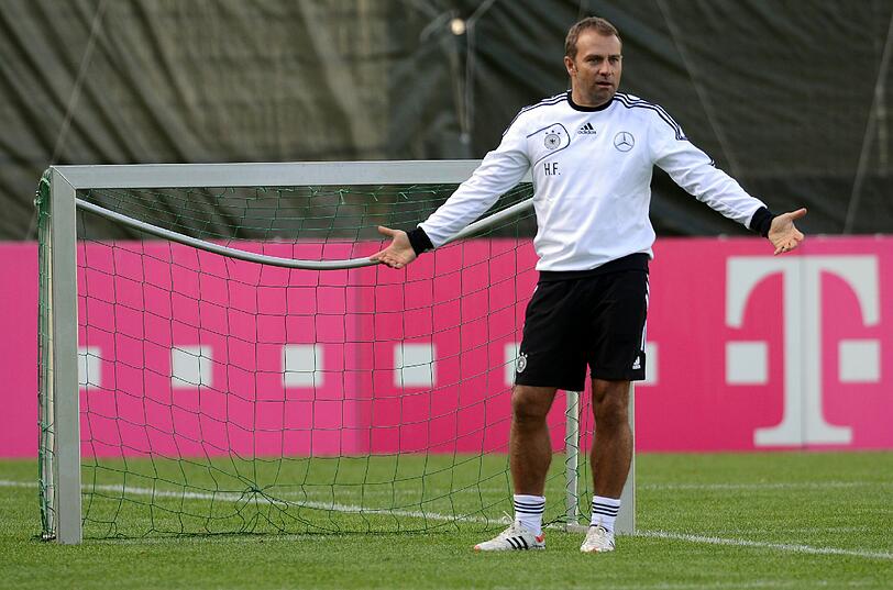 Am Freitag warten Giovanni Trappatoni und seine Iren auf die DFB-Kicker. Sehen Sie hier die aktuellen Bilder vom Training der Nationalelf.