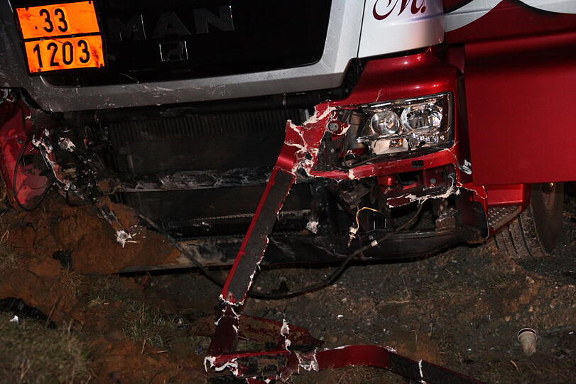 Bilder des schweren Verkehrsunfalls im Landkreis Mühlendorf am Inn mit einem Toten und zwei Schwerverletzten.