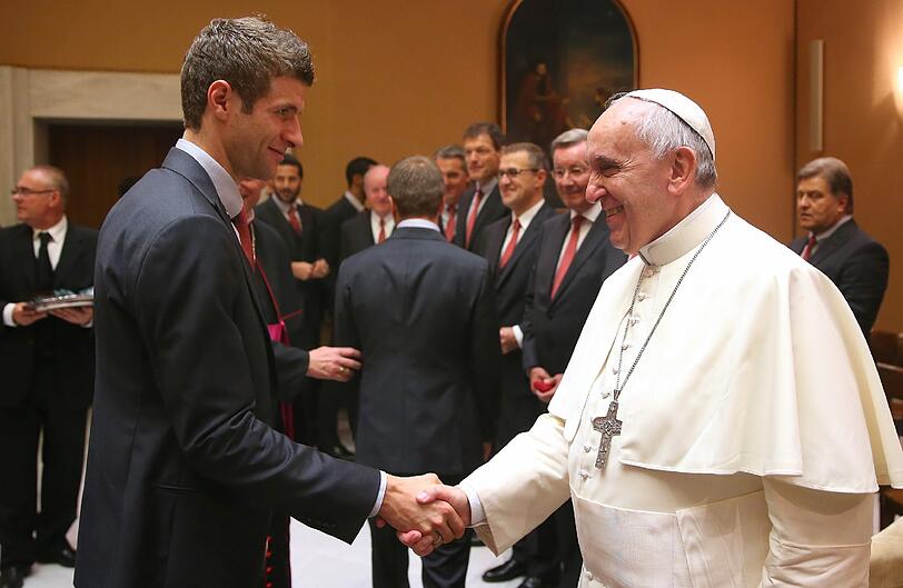 2014 empfängt Papst Franziskus in einer Privataudienz den FC Bayern um Weltmeister Thomas Müller.