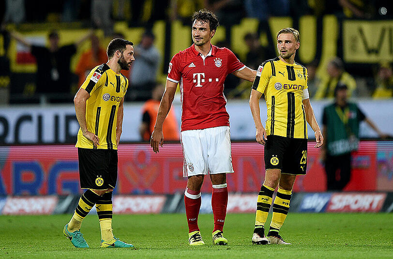 Ungewohnter Anblick: Mats Hummels im roten Trikot unter alten Mannschaftskameraden.