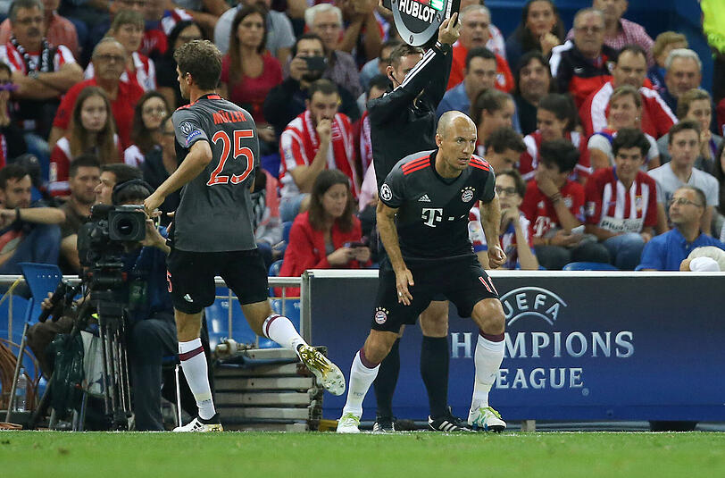Arjen Robben: Note 3. Kam nach 59 Minuten für Müller, sollte die rechte Außenbahn beleben, im 50. Champions-League-Einsatz für die Bayern. Sofort mit einigen schneidigen Aktionen.