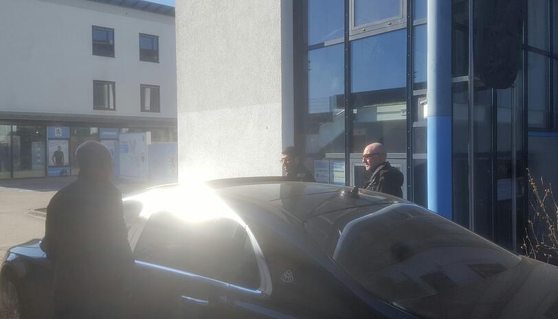 Hasan Ismaik (Mitte) steigt aus der Maybach-Limousine aus.