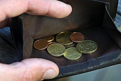 Der Täter bat die Rentnerin, ihm zwei Euro klein zu machen.