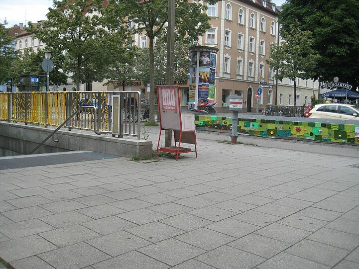 Schön bunt und ganz aus Wolle ist die Kunst am Jakob-Gelb-Platz.