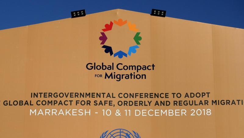 Die Logos der Vereinten Nationen und des Migrationspakts an einem Gebäude in Marrakesch. Die Logos der Vereinten Nationen und des Migrationspakts an einem Gebäude in Marrakesch.