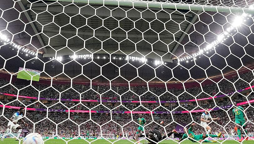 Bei der Fußball-WM in Katar werden die zwei weiteren Halbfinalisten gesucht.