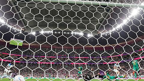 Bei der Fußball-WM in Katar werden die zwei weiteren Halbfinalisten gesucht.
