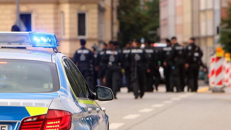Polizisten sichern mit einem Großaufgebot an Beamten und Einsatzwagen mit eingeschaltetem Blaulicht eine Demonstration in der Innenstadt Münchens. Bei den Einsätzen kommt es dabei immer häufiger zur Gewaltausübung. Polizisten sichern mit einem Großaufgebot an Beamten und Einsatzwagen mit eingeschaltetem Blaulicht eine Demonstration in der Innenstadt Münchens. Bei den Einsätzen kommt es dabei immer häufiger zur Gewaltausübung.