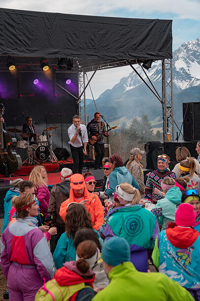 Die Live-Bands heizten den Gästen beim Retro-Skitag ordentlich ein und sorgten für beste Stimmung. Die Live-Bands heizten den Gästen beim Retro-Skitag ordentlich ein und sorgten für beste Stimmung.