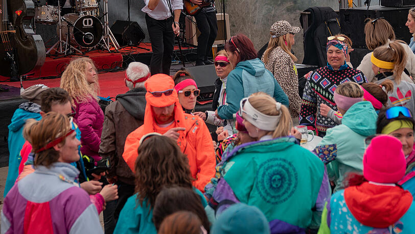 Die Live-Bands heizten den Gästen beim Retro-Skitag ordentlich ein und sorgten für beste Stimmung. Die Live-Bands heizten den Gästen beim Retro-Skitag ordentlich ein und sorgten für beste Stimmung.