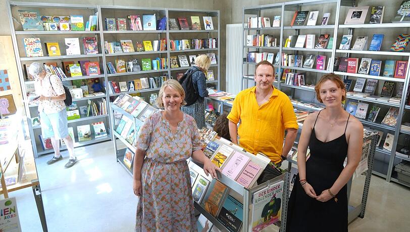 Susanna Rieder (l.) und Johannes Rieder gemeinsam mit Josefa Pohl - Tochter von Susanna Rieder - am Eröffnungstag des Buchladens. Susanna Rieder (l.) und Johannes Rieder gemeinsam mit Josefa Pohl - Tochter von Susanna Rieder - am Eröffnungstag des Buchladens.