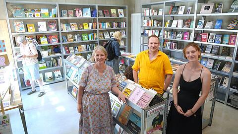 Susanna Rieder (l.) und Johannes Rieder gemeinsam mit Josefa Pohl - Tochter von Susanna Rieder - am Eröffnungstag des Buchladens.