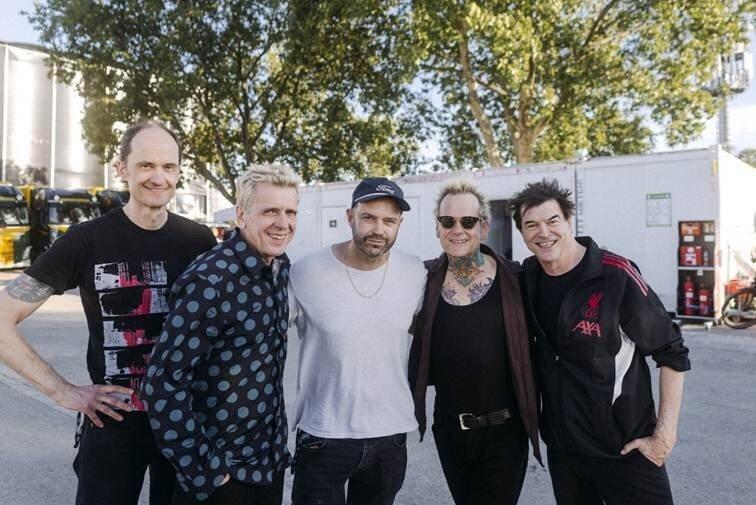Regisseur Paul Dugdale (Mitte) mit den Toten Hosen.